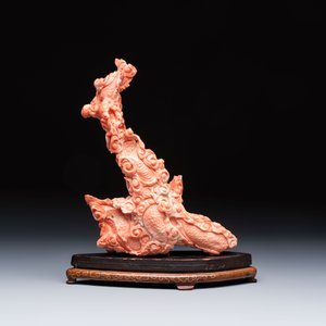 A Chinese carved red coral 'dragon' group, 19/20th C. — photo 3