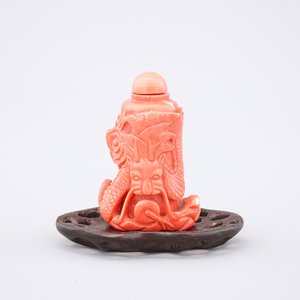 A Chinese carved red coral dragon snuff bottle on stand, 19th C. — photo 1