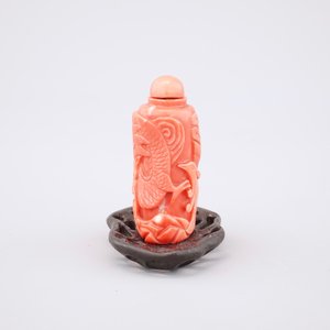 A Chinese carved red coral dragon snuff bottle on stand, 19th C. — photo 2