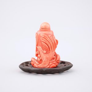 A Chinese carved red coral dragon snuff bottle on stand, 19th C. — photo 3