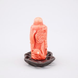 A Chinese carved red coral dragon snuff bottle on stand, 19th C. — photo 4