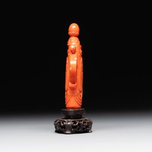 A Chinese carved red coral ewer and cover on wooden stand, 19th C. — photo 2