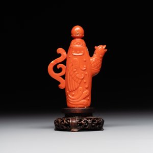 A Chinese carved red coral ewer and cover on wooden stand, 19th C. — photo 3
