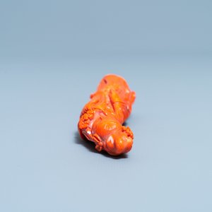 A Chinese carved red coral figure of a lady, 19/20th C. — photo 6