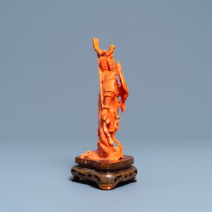 A Chinese carved red coral figure of a warrior holding a flag, 19/20th C. — 照片 4