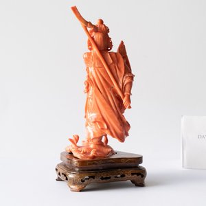 A Chinese carved red coral figure of a warrior holding a flag, 19/20th C. — 照片 7