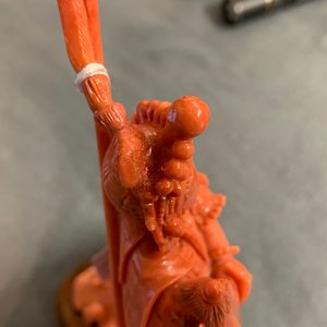 A Chinese carved red coral figure of a warrior holding a flag, 19/20th C. — 照片 8