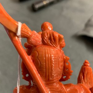 A Chinese carved red coral figure of a warrior holding a flag, 19/20th C. — 照片 9