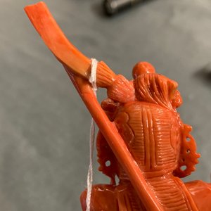 A Chinese carved red coral figure of a warrior holding a flag, 19/20th C. — 照片 10