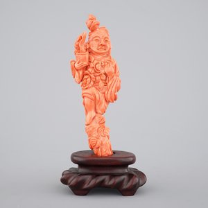 A Chinese carved red coral figure on a wooden stand, 19/20th C. — photo 1