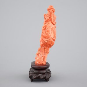 A Chinese carved red coral figure on a wooden stand, 19/20th C. — photo 2