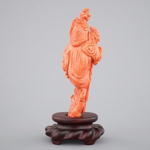 A Chinese carved red coral figure on a wooden stand, 19/20th C. — photo 3