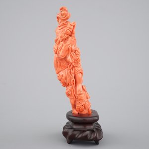 A Chinese carved red coral figure on a wooden stand, 19/20th C. — photo 4