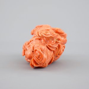 A Chinese carved red coral figure on a wooden stand, 19/20th C. — photo 5