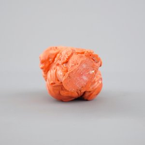 A Chinese carved red coral figure on a wooden stand, 19/20th C. — photo 6
