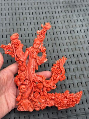 A Chinese carved red coral 'Goddess and Boy' group, 19/20th C. — 照片 1