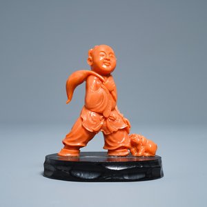 A Chinese carved red coral group of a boy with a dog, 20th C. — 照片 1