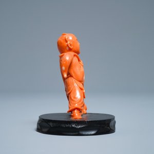 A Chinese carved red coral group of a boy with a dog, 20th C. — 照片 2
