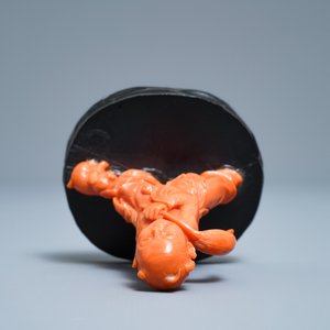 A Chinese carved red coral group of a boy with a dog, 20th C. — 照片 5