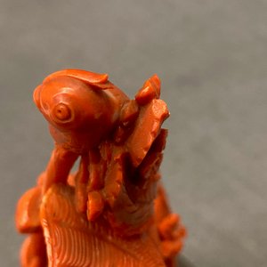 A Chinese carved red coral group of a boy with a parrot, 19/20th C. — photo 10