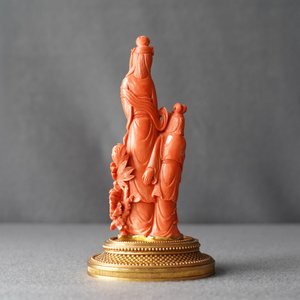 A Chinese carved red coral group of a lady and a girl, 19/20th C. — photo 9