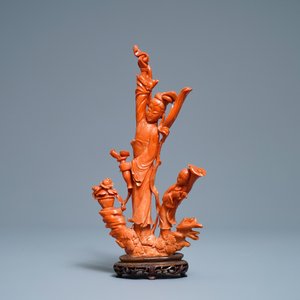 A Chinese carved red coral group of a lady and child, 19th C. — 照片 2