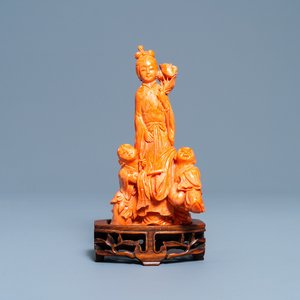 A Chinese carved red coral group of a lady with two boys, 19/20th C. — 照片 1