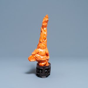 A Chinese carved red coral group of a lady with two boys, 19/20th C. — 照片 2