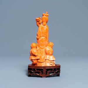 A Chinese carved red coral group of a lady with two boys, 19/20th C. — 照片 3