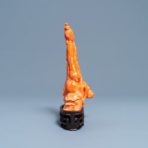 A Chinese carved red coral group of a lady with two boys, 19/20th C. — 照片 4