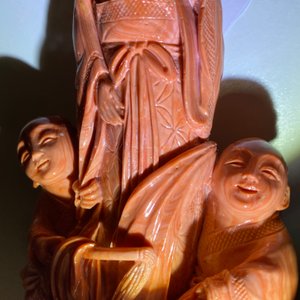 A Chinese carved red coral group of a lady with two boys, 19/20th C. — 照片 10