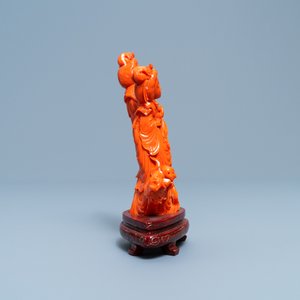 A Chinese carved red coral group of two ladies and a child, 19/20th C. — 照片 5