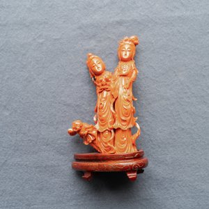 A Chinese carved red coral group of two ladies and a child, 19/20th C. — 照片 7