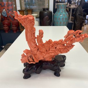 A Chinese carved red coral 'Guanyin and servant' group, 19/20th C. — photo 14