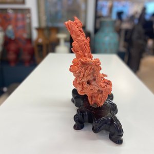 A Chinese carved red coral 'Guanyin and servant' group, 19/20th C. — photo 15