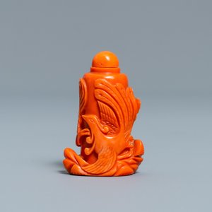 A Chinese carved red coral snuff bottle with a dragon, Republic — photo 4