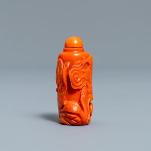 A Chinese carved red coral snuff bottle with a dragon, Republic — photo 5