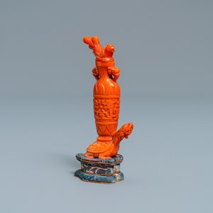 A Chinese carved red coral snuff bottle with a vase resting on a tortoise, Republic — 照片 1