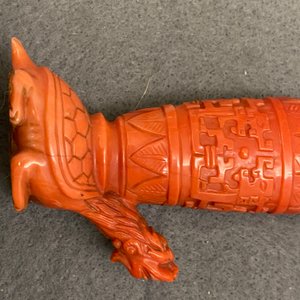 A Chinese carved red coral snuff bottle with a vase resting on a tortoise, Republic — 照片 8