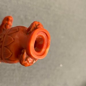 A Chinese carved red coral snuff bottle with a vase resting on a tortoise, Republic — 照片 9
