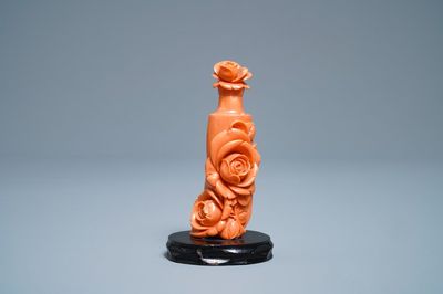 A Chinese carved red coral snuff bottle with roses, 19th/20th C.