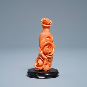 A Chinese carved red coral snuff bottle with roses, 19th/20th C. — 照片 1