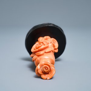 A Chinese carved red coral snuff bottle with roses, 19th/20th C. — 照片 5