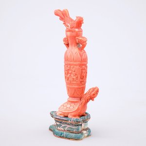 A Chinese carved red coral turtle snuff bottle on stand, 19th C. — foto 1
