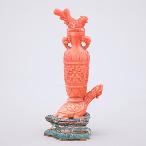 A Chinese carved red coral turtle snuff bottle on stand, 19th C. — foto 2