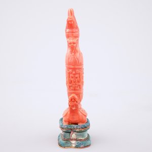A Chinese carved red coral turtle snuff bottle on stand, 19th C. — foto 3