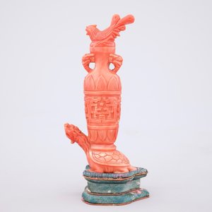 A Chinese carved red coral turtle snuff bottle on stand, 19th C. — foto 4