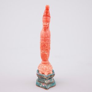 A Chinese carved red coral turtle snuff bottle on stand, 19th C. — foto 5
