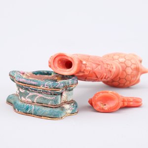 A Chinese carved red coral turtle snuff bottle on stand, 19th C. — foto 6