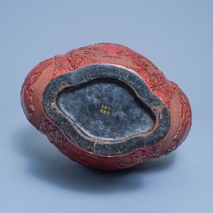 A Chinese carved red lacquer vase, Qianlong mark, 19/20th C. — 照片 6